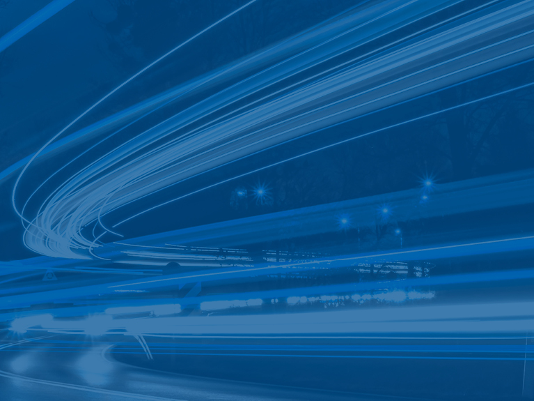 Світлові смуги на нічних вулицях