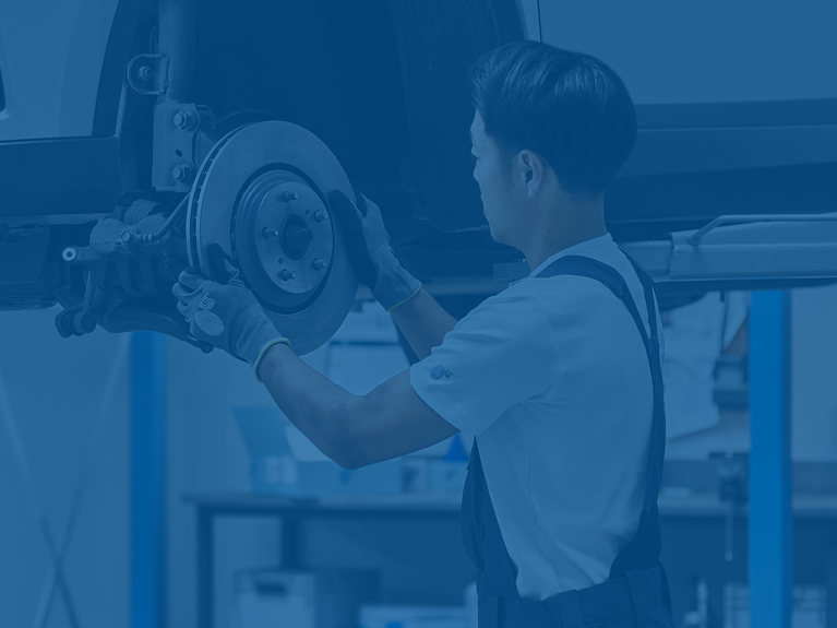 Механік встановлює новий гальмівний диск