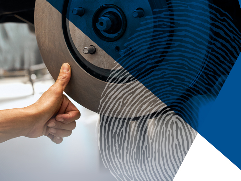 Крупним планом відбиток пальця на щойно встановлений гальмівний диск