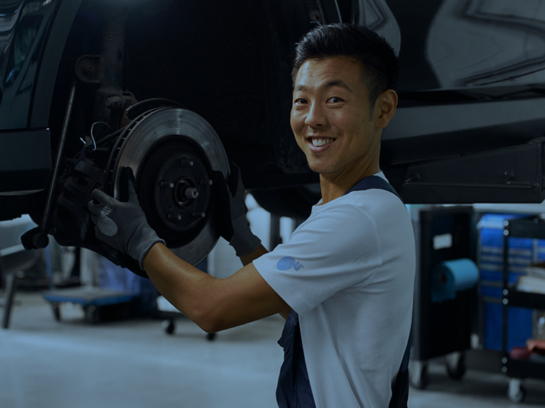 Механік встановлює новий гальмівний диск