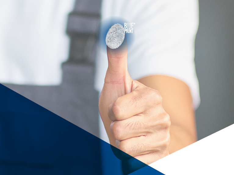 Крупним планом відбиток пальця, який є частиною логотипу Blue Print