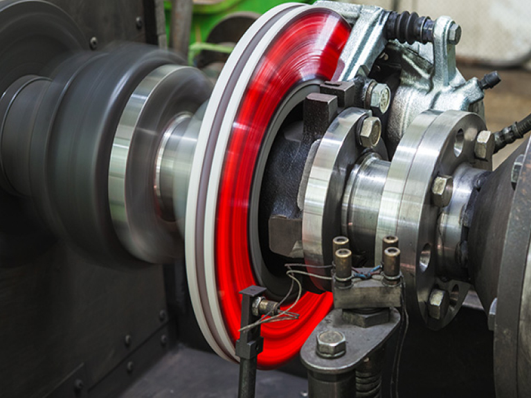 Гальмівна система автомобіля в дії, де видно нагрітий гальмівний диск