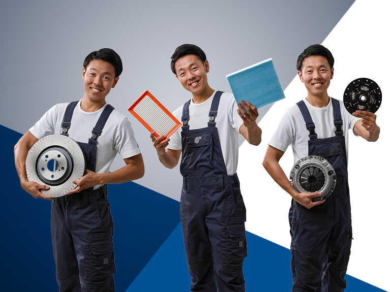 Три автомеханіка демонструють запасні частини з основних товарних груп - фільтри, гальма, зчеплення